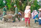 Warga dan TNI Koramil 20/Cawas Gotong Royong Urug Jalan Jembatan Garuda Di Desa Burikan