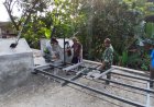 Pemasangan Tiang Railing Jembatan Gantung Garuda Karangpakel, TNI Dan Warga Perkuat Sinergi Pembangunan Desa
