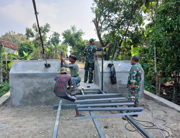 Sinergi TNI dan Warga Warnai Pemasangan Railing Jembatan Gantung Garuda Karangpakel